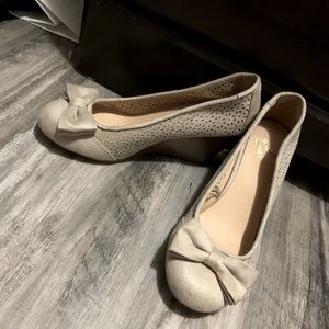 Cream heels with bow size 7, lightly used